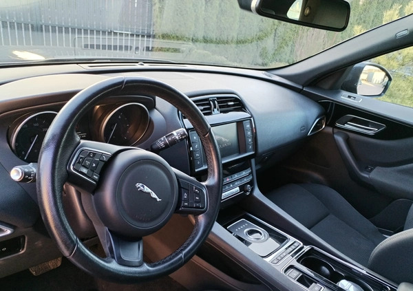Jaguar F-Pace cena 62900 przebieg: 111000, rok produkcji 2017 z Iłowa małe 121